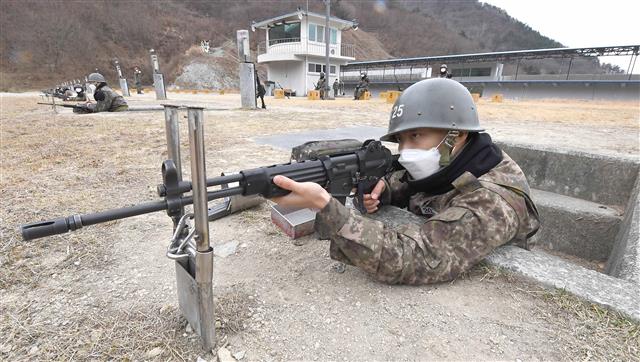 해군본부는 해군병 680기 훈련병들이 설 연휴에도 고강도 기초군사훈련 중인 모습을 28일 공개했다. 올해 첫 번째 기수로 지난 3일 입영한 훈련병들은 한겨울 추위와 코로나19를 동시에 극복하면서 강하고 선진화된 필승해군으로 거듭나기 위한 훈련을 받고 있다. 훈련병들이 사격훈련을 하고 있다. 2022.1.28 해군본부 제공