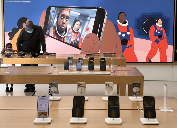 미 캘리포니아주의 코르타 마데라의 한 매장에 애플 아이폰13이 전시돼 있다. 코르타 마데라 AFP 연합뉴스