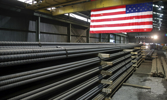 2019년 9월 미국 미네소타주 세인트폴의 한 업체 창고에 쌓여 있는 철강 제품. AP