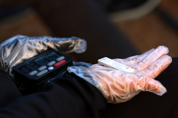 검사키트 손바닥에 놓고 결과 대기