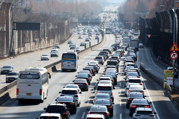 설 연휴 첫날...고속도로 정체