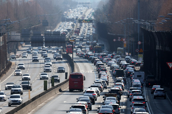 설 연휴 첫날...고속도로 정체