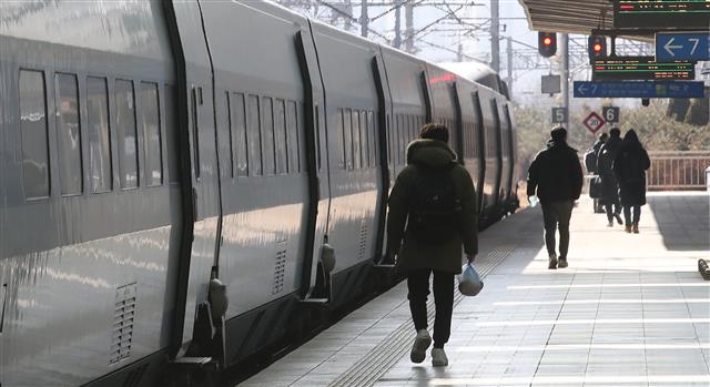 ‘고향으로 발걸음 옮기는 시민들’