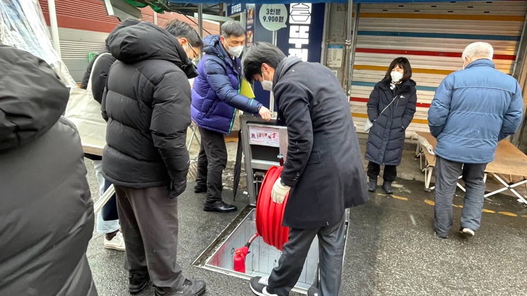 서울 도봉구 관계자들이 설을 앞두고 다중이용시설 내 소방시설을 점검하고 있다. 도봉구 제공 
