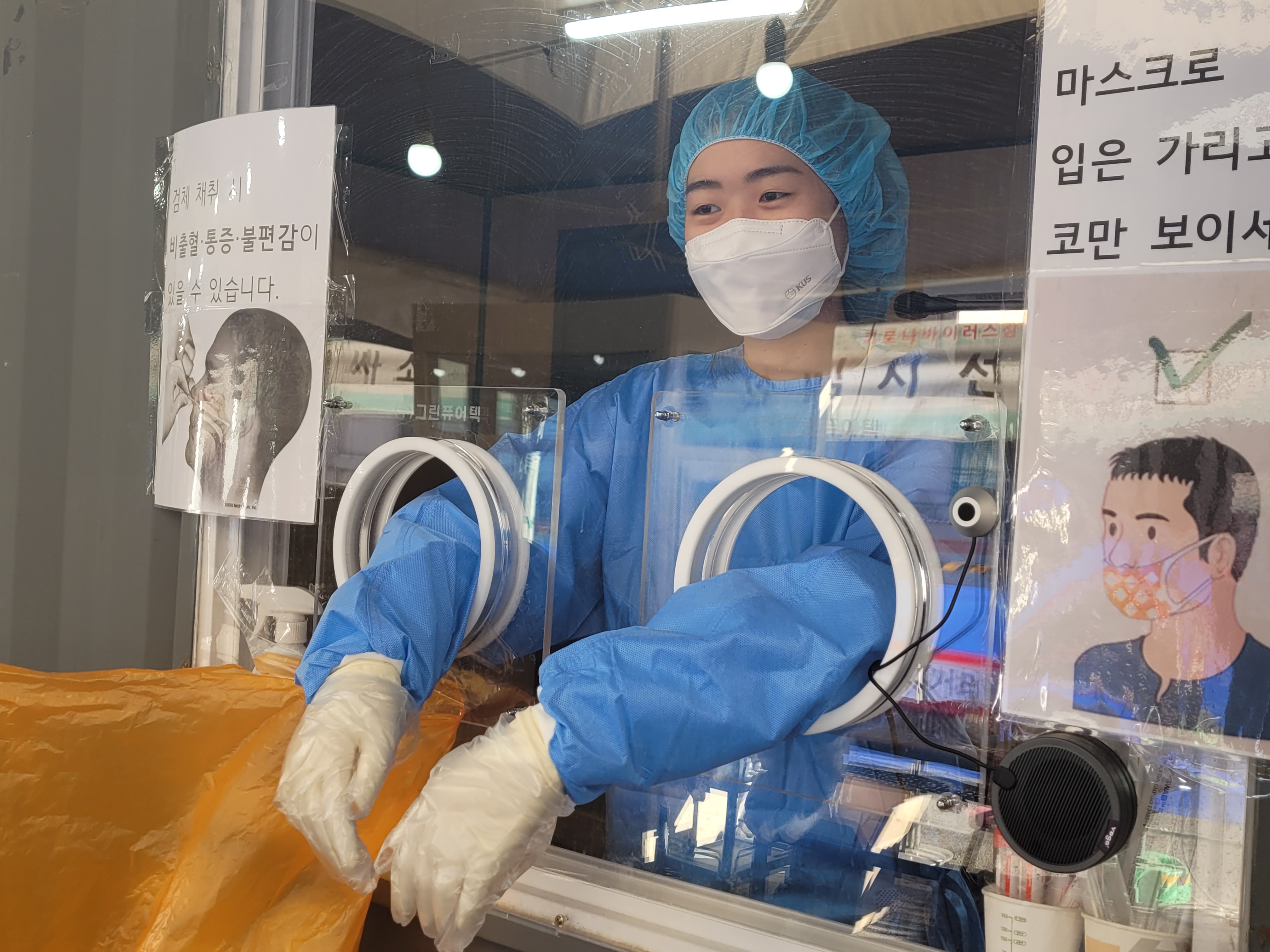 조수민 간호사가 설 연휴 첫 날인 29일 서울역 광장 임시선별검사소에 있는 컨테이너 박스 앞에 서서 유전자 증폭(PCR) 검사를 하러 오는 시민들을 기다리고 있다. 최영권 기자