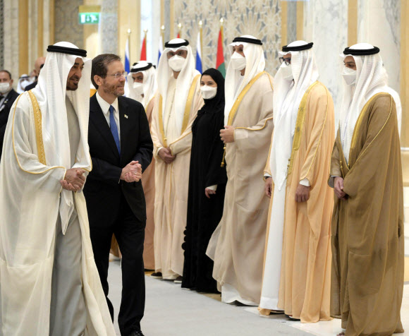 아이작 헤르조그 이스라엘 대통령이 30일(현지시간) 아랍에미리트(UAE) 아부다비 왕궁을 찾아 실세인 무함마드 빈 자예드 알 나흐얀 왕세제의 안내를 받아 장관들과 인사를 나누고 있다. 이스라엘 정부 공보실 제공 AP 연합뉴스 