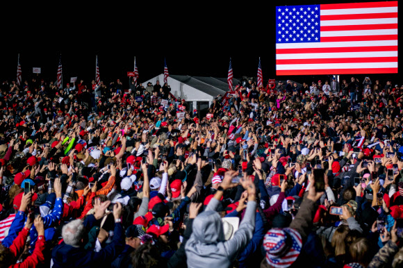 29일(현지시간) 미국 텍사스주 콘로에서 열린 ‘세이브 아메리카’ 집회에서 도널드 트럼프 전 미국 대통령의 지지자들이 그의 도착을 앞두고 성조기 사진을 찍고 있다. 콘로 AFP 연합뉴스
