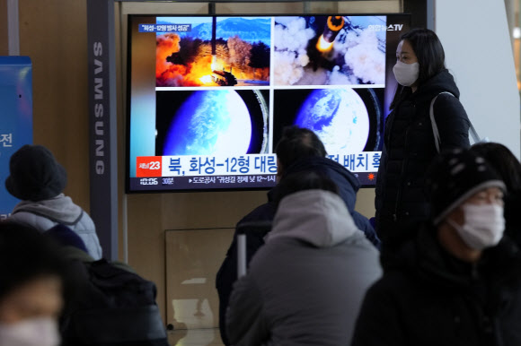 31일(현지시간) 한국 서울역에서 방송 뉴스를 시청하는 시민들. AP