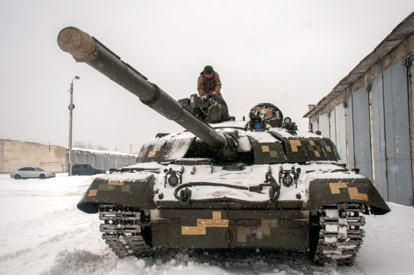 우크라이나 군인들이 31일(현지시간) 우크라이나 하르키우 인근 군부대에서 탱크를 살펴보고 있다. 하르키우 AP 연합뉴스