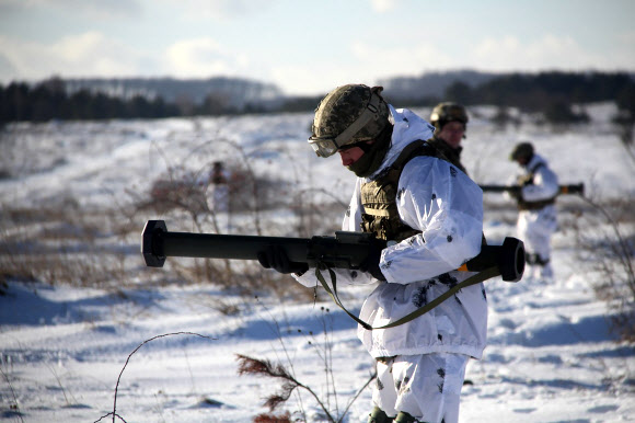 지난 30일(현지시간) 우크라이나 국경에서 한 군인이 무기를 사용하는 연습을 하고 있다. AP