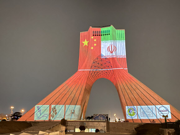 31일(현지시간) 이란 수도 테헤란의 아자디 타워에 중국과 이란의 국기가 조명으로 반사되고 있다. 테헤란 신화 연합뉴스