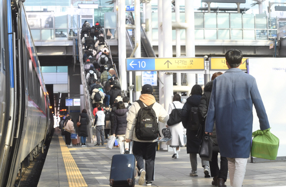 설 연휴 마지막날 고향에서 명절을 보내고 귀경객들이 서울역에 도착하여 각자 집으로 발걸음을 향하고 있다.2022.2.2 안주영 전문기자