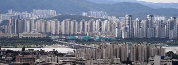 지난해 9월 수도권 상위 20% 주택매매가격이 15억원을 돌파한 가운데 서울 남산에서 바라본 서울 아파트 모습.  서울신문 DB