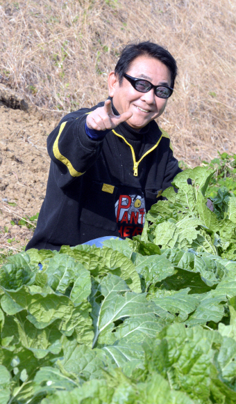 방송인 허참씨가 경기 남양주에 있는 자신의 농장 ‘참스팜스’에서 포즈를 취하고 있다. 2016.11 최해국 선임기자 seaworld@seoul.co.kr