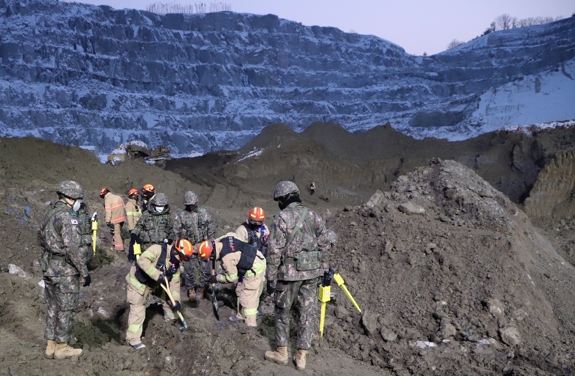 군부대가 보유중인 금속탐지기를 동원해 실종자를 찾고 있는 소방관계자 및 국군들의 모습. 경기도소방재난본부 제공.