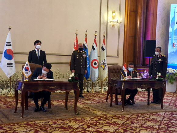 한국 K9 자주포 이집트 수출 계약서 서명