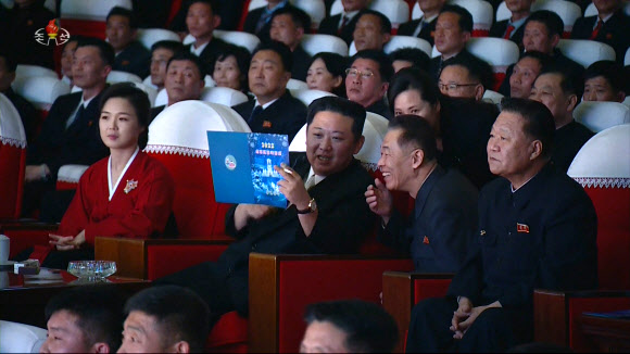 북한 김정은, 부부동반 설공연 관람