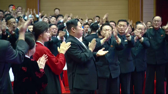 북한 김정은, 부부동반 설공연 관람