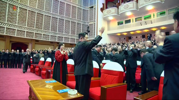북한 김정은, 부부동반 설공연 관람