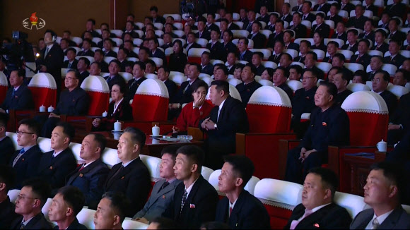 북한 김정은, 부부동반 설공연 관람
