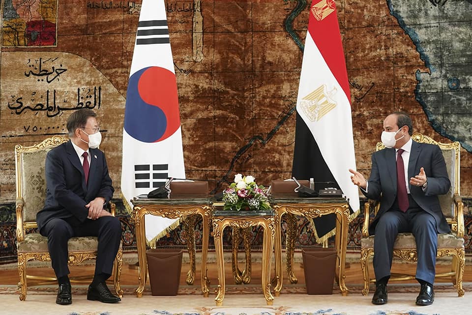 문재인(왼쪽) 대통령과 압델 파타 엘시시 이집트 대통령이 담화를 나누고 있는 모습. 청와대 제공
