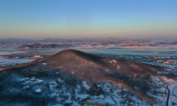 눈 덮인 심학산 전경. 파주 교하읍의 너른 들녘에 홀로 솟은 덕에 낮은 산이면서도 ‘고산준령급’의 시원한 전망을 선사한다. 한강 너머는 김포다.