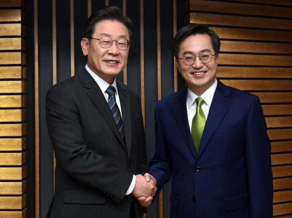 이재명 더불어민주당 대선 후보(왼쪽), 김동연 새로운물결 후보(오른쪽). 국회사진기자단.