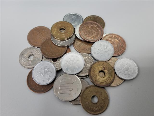일본 2위 은행인 유초은행이 동전 입금 시 수수료를 받기로 하면서 이용자들이 반발하고 있다.