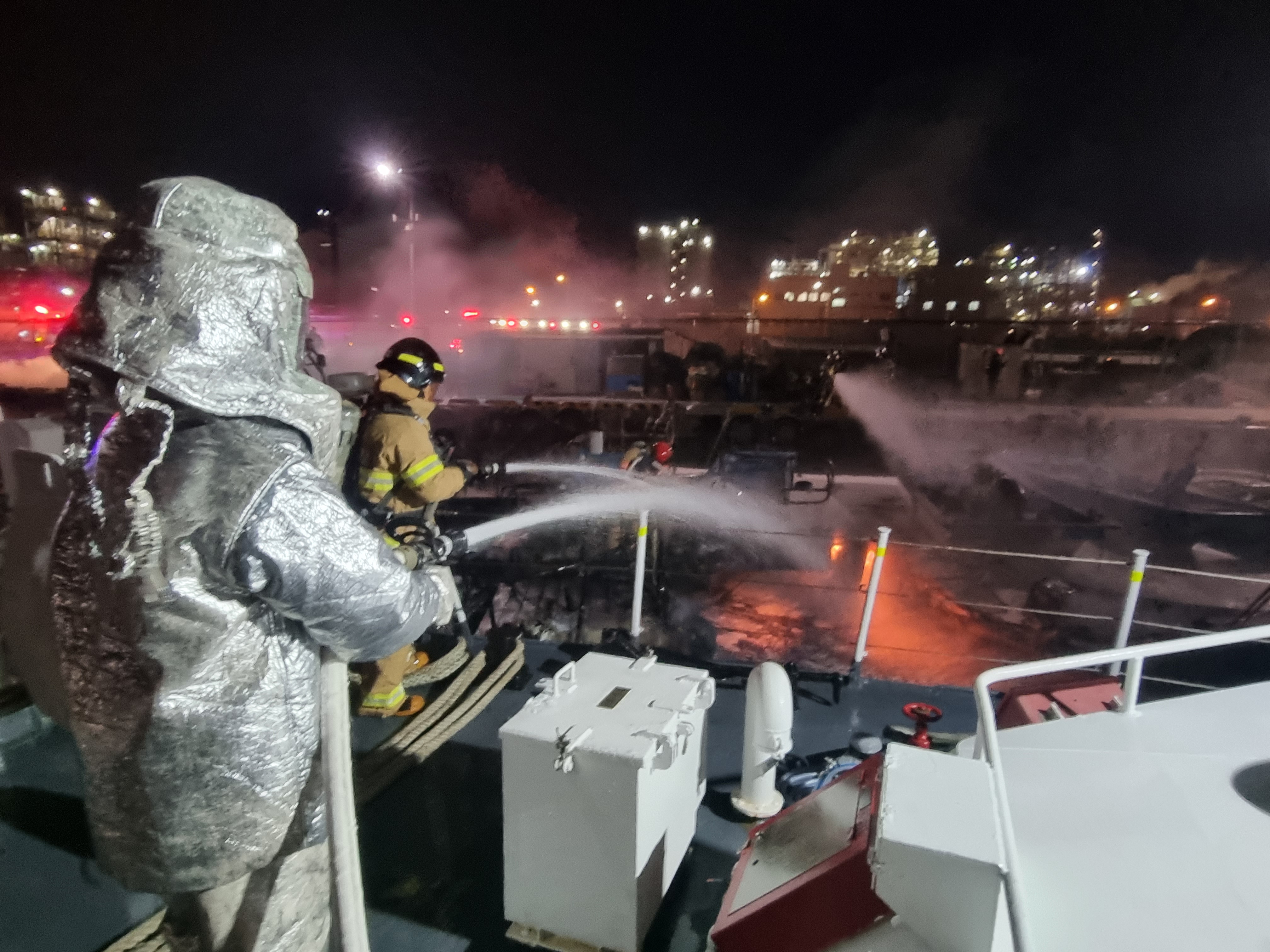 3일 오전 2시쯤 울산 남구 성외항에 정박 중이던 어선에서 화재가 발생했다. 출동한 해경과 소방대원들이 불을 끄고 있다. 울산해양경찰서 제공.