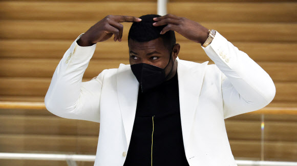 키움 히어로즈 야시엘 푸이그가 3일 인천공항 입국장을 나온 후 취재진에게 포즈를 취하고 있다. 푸이그는 코로나19 방역 지침에 따라 자가 격리 후 키움 선수단을 만날 예정이다. 2022.2.3  연합뉴스