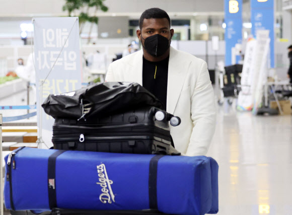 키움 히어로즈 야시엘 푸이그가 3일 인천공항 입국장을 나오고 있다. 푸이그는 코로나19 방역 지침에 따라 자가 격리 후 키움 선수단을 만날 예정이다. 2022.2.3  연합뉴스