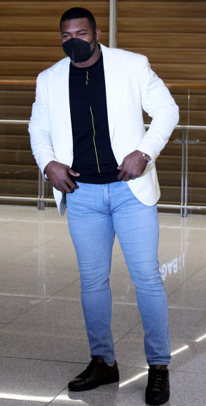 키움 히어로즈 야시엘 푸이그가 3일 인천공항 입국장을 나온 취재진에게 포즈를 취하고 있다. 푸이그는 코로나19 방역 지침에 따라 자가 격리 후 키움 선수단을 만날 예정이다. 2022.2.3  연합뉴스