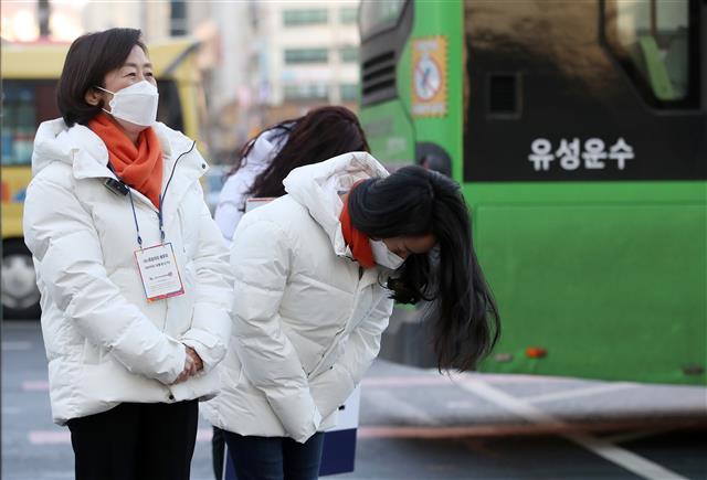 안철수 국민의당 대선후보 배우자 김미경 교수와 외동딸 안설희 박사가 설 연휴 뒤 첫 출근일인 3일 오전 서울 광화문 네거리에서 출근길 시민들에게 새해 인사를 하고 있다. 2022.2.3 뉴스1