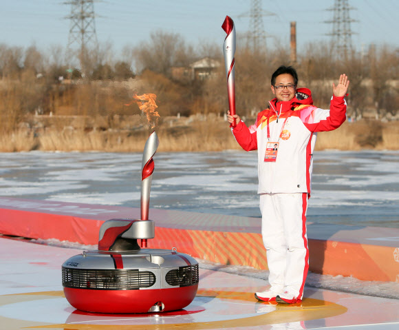 지난 2일 올림픽 사상 첫 수중 성화봉송을 마친 2대의 수륙양용 로봇 중 하나가 위용을 뽐내고 있다.   베이징 신화 연합뉴스