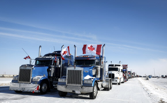 고속도로 막고 백신 의무화 항의하는 캐나다 트럭 운전사들