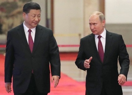2018년 6월 블라디미르 푸틴(오른쪽) 러시아 대통령이 중국을 공식 방문해 시진핑(習近平) 중국 국가주석과 대화를 나누며 걸어가고 있다. 베이징 AP 연합뉴스