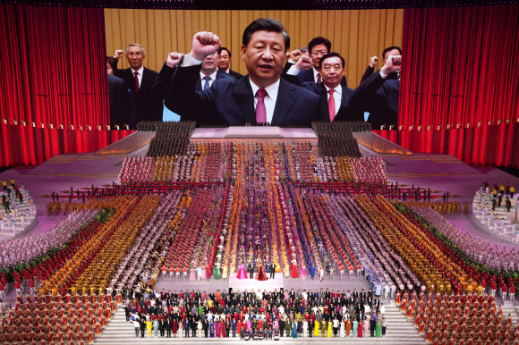 2021년 6월 중국 공산당 창당 100주년 기념 행사에서 시진핑 중국 국가주석이 맨 앞에서 구호를 외치고 있다. 베이징 AP 연합뉴스