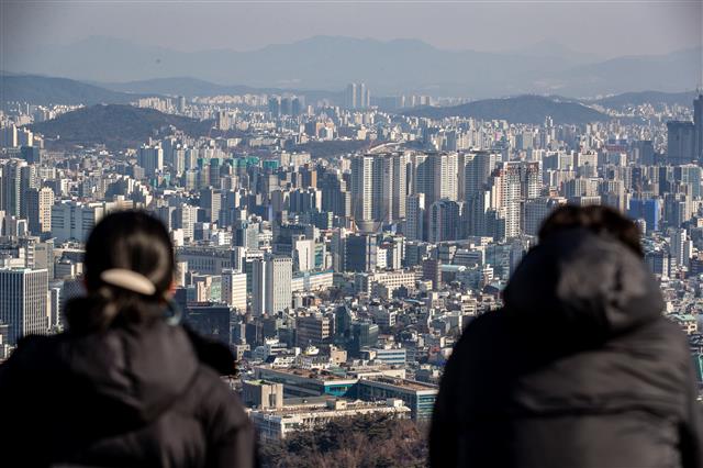 3일 서울을 비롯한 수도권 도심 개발을 중심으로 한 문재인 정부의 공급 정책인 ‘2·4대책’이 1년을 맞으면서 도심·역세권 고밀개발을 통한 주택 공급이 얼마나 어려운지 또 한 번 확인하게 됐다는 평가가 나오고 있다. 사진은 이날 서울 중구 남산에서 바라본 아파트 밀집 지역 모습. 뉴스1