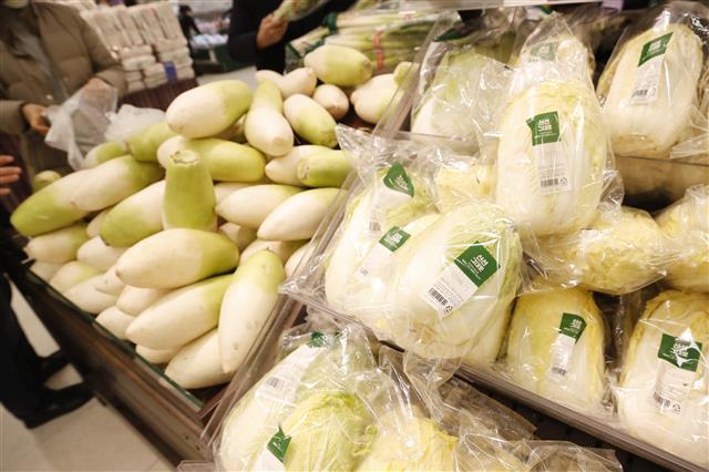 물가 또 올랐다,,,‘배추 딸기 쌀 값 급등’