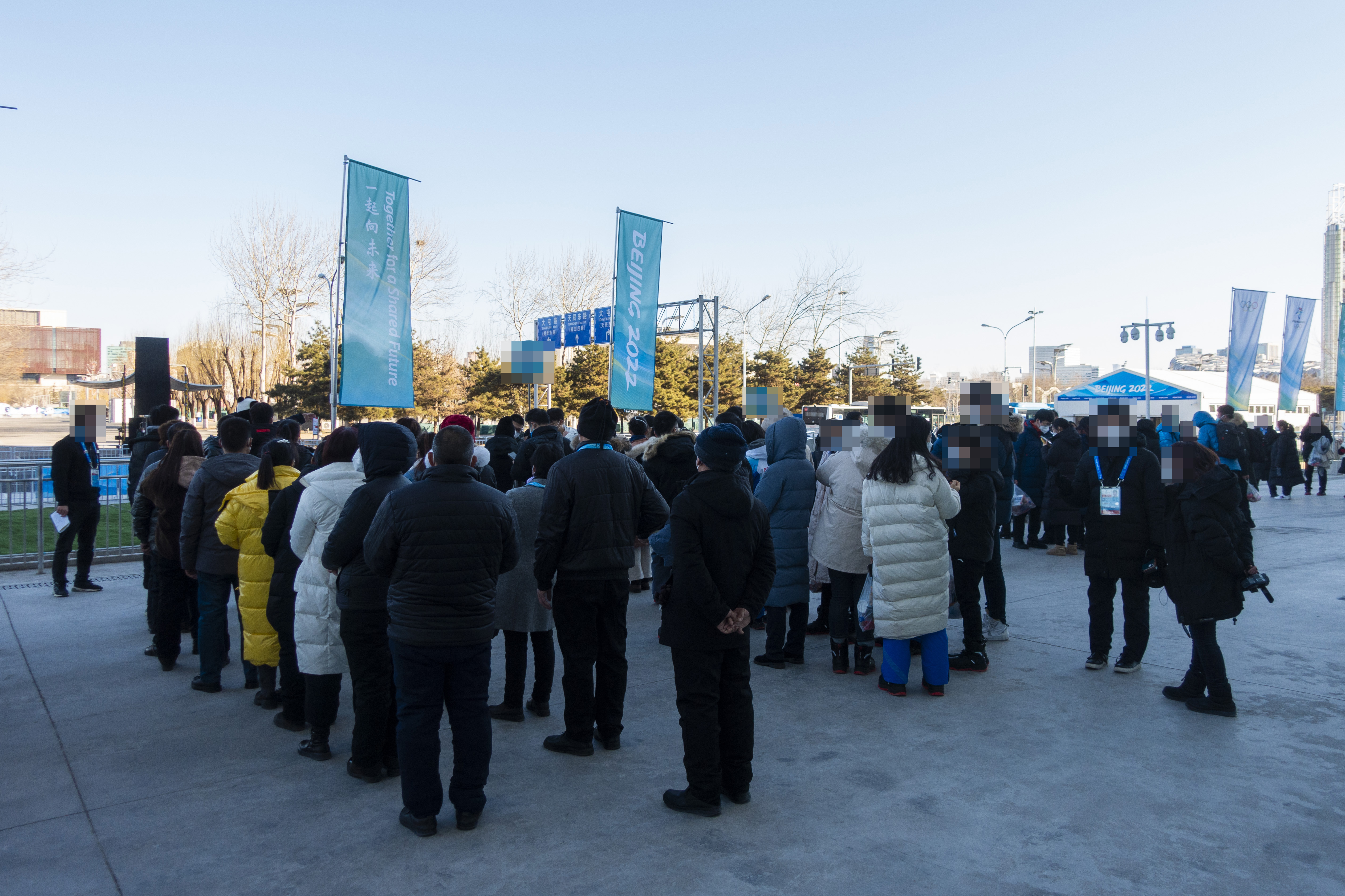 베이징동계올림픽 개회식에 참석하는 중국인들이 4일 ‘폐쇄형 고리’ 안 미디어센터 앞에 줄을 지어 모여 있다. 베이징 류재민 기자 phoem@seoul.co.kr
