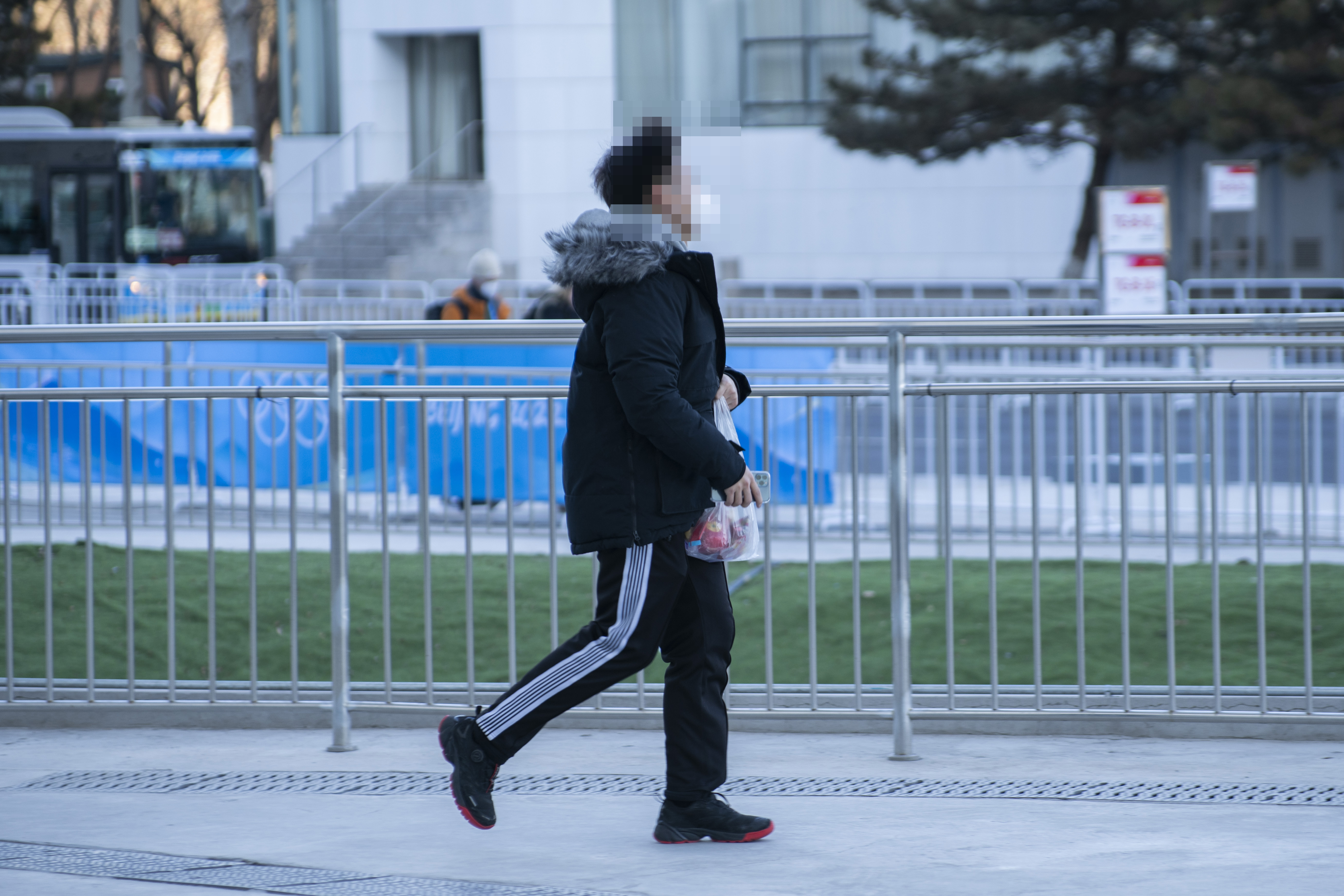 개회식에 참석하는 중국인이 뒤늦게 먹을 것을 들고 뛰어가는 모습. 베이징 류재민 기자 phoem@seoul.co.kr
