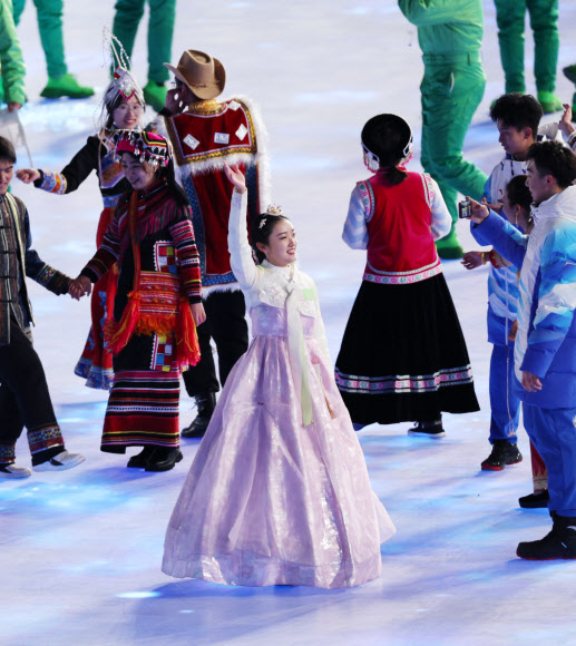 4일 오후 중국 베이징 국립경기장에서 열린 2022 베이징 동계올림픽 개회식에서 한복을 입은 한 공연자가 손을 흔들고 있다. 2022.2.4 연합뉴스