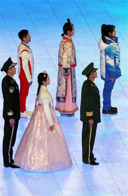 4일 중국 베이징 국립 경기장에서 열린 2022 베이징 동계올림픽 개막식에서 한복을 입은 여성이 오성홍기를 든 소수민족 중 하나로 표현돼 논란을 빚고 있다. 2022.2.5 뉴스1