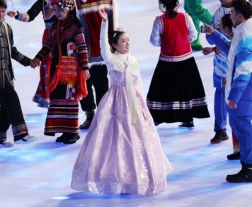 4일 중국 베이징 국립경기장에서 열린 2022 베이징 동계올림픽 개막식에서 한복이 등장해 ‘동북공정’ 논란이 일고 있다. 사진은 한복을 입은 공연자가 손을 흔들고 있는 모습. 2022.2.4 연합뉴스