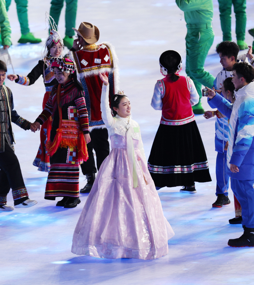 4일 중국 베이징 국립경기장에서 열린 2022 베이징동계올림픽 개회식에서 한복 복장을 한 조선족 여성이 손을 흔들고 있다. 연합뉴스