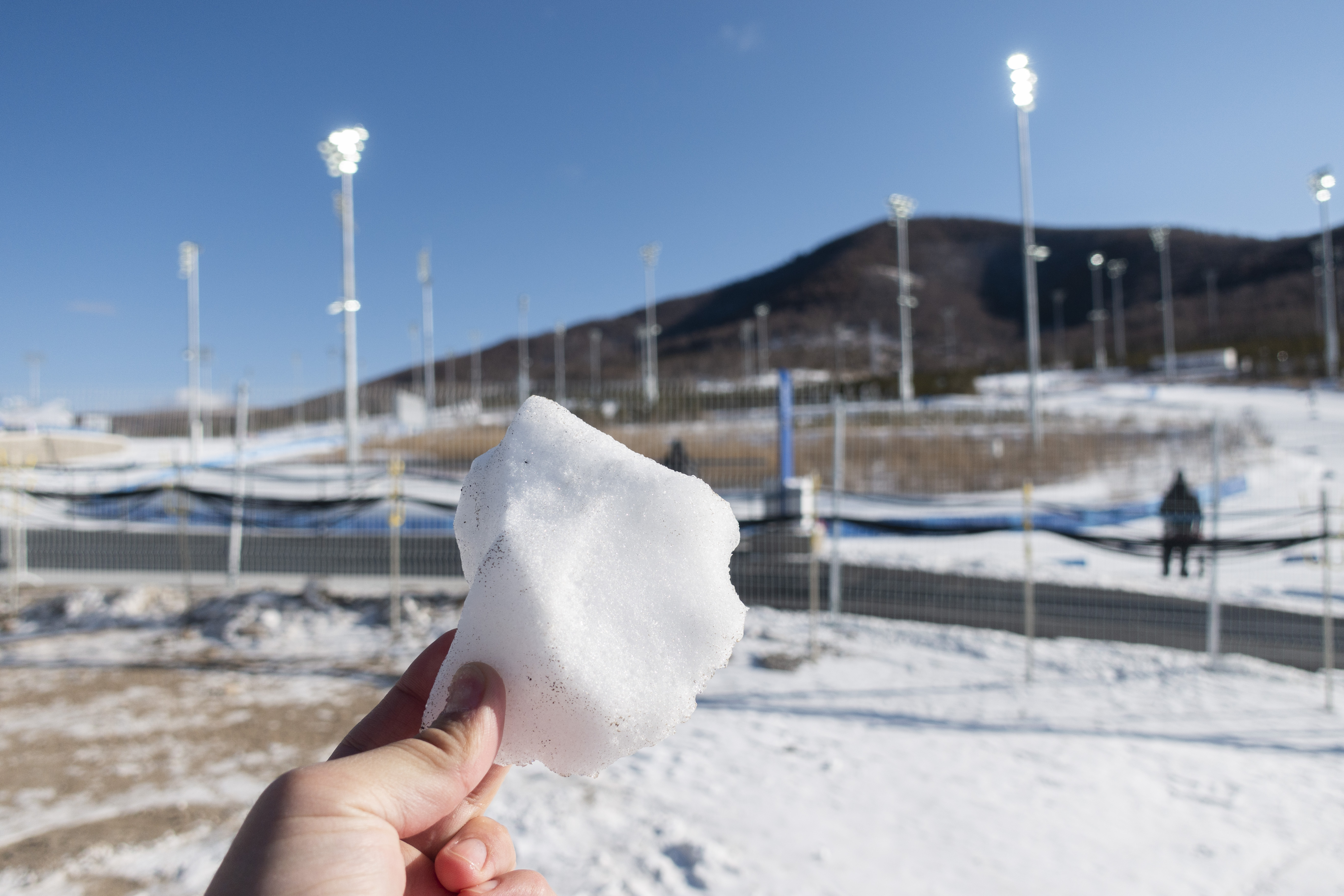 지난 5일 2022 베이징동계올림픽 크로스컨트리 경기장 옆에 인공눈이 얼음이 된 모습. 장자커우 류재민 기자
