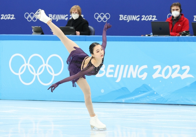 6일 오전 중국 베이징 캐피털 실내 경기장에서 열린 2022 베이징동계올림픽 피겨 팀이벤트 여자 싱글 쇼트 프로그램 예선전에서 중국의 주이가 연기를 선보이고 있다. 연합뉴스