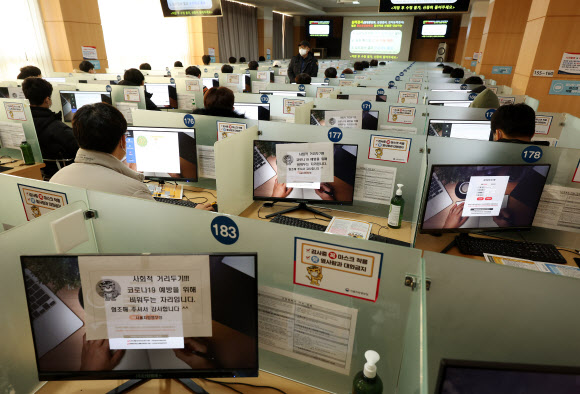 ‘한 자리 비우고 검사’