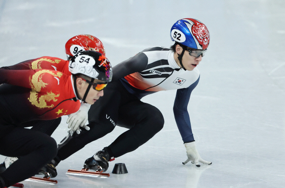 한국 쇼트트랙 대표팀 황대헌이 2022 베이징 동계올림픽 개막 사흘째인 7일 오후 중국 베이징 캐피탈 실내 경기장에서 열린 쇼트트랙 남자 1000m 준결승에서 탈락했다. 연합뉴스