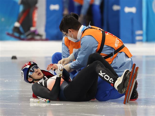 7일 베이징 수도체육관에서 열린 쇼트트랙 남자 1000m 준준결승에서 박장혁이 넘어지면서 스케이트 날에 왼손을 다쳐 의료진으로부터 긴급 치료를 받고 있다. 박장혁은 ‘어드밴스’를 받아 준결승에 진출했지만 부상이 심각해 기권했다.  베이징 뉴스1